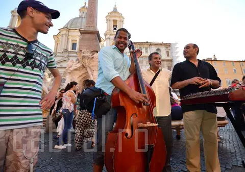 Cabral s-a distrat la Roma alături de lăutarii români cerşetori!