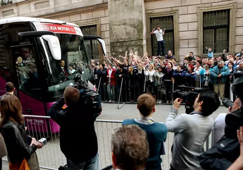 Huliganii englezi, aşteptaţi cu glonţul pe ţeavă