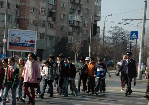 Copiii unei şcoli din sectorul 2 s-au jucat de-a criminaliştii la Secţia 8 din Capitală