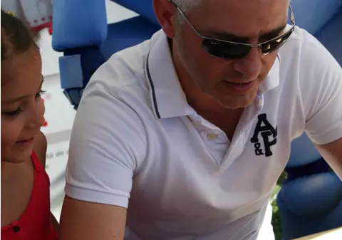 Virgil Ianţu, asaltat de copii! | FOTO