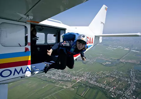 Atenţie! În Piaţa Izvor din Bucureşti cad… paraşutiste