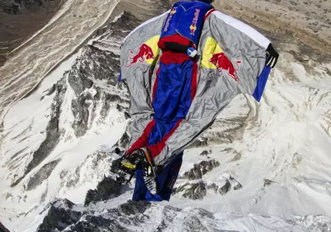 Record mondial: 6 zile de urcare, 90 secunde de coborâre! FOTO & VIDEO