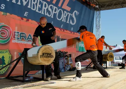 Nicolae Nyamcsuk este cel mai puternic tăietor de lemne din ţară