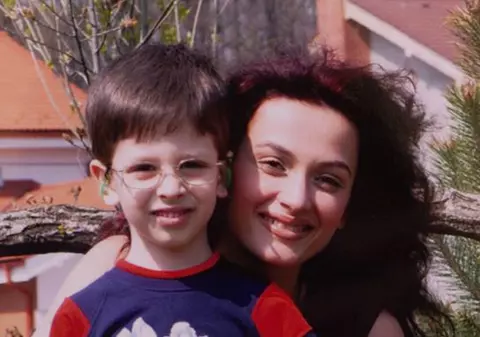 Fiul Ancăi Ţurcaşiu: "Îmi e indiferent dacă mama e sau nu persoană publică"