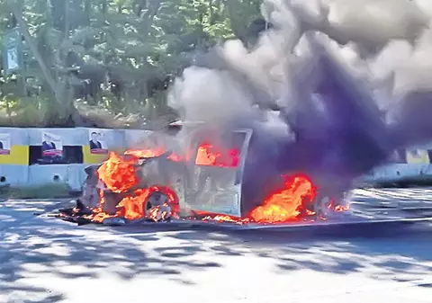 O maşină a luat foc în mijlocul şoselei | VIDEO