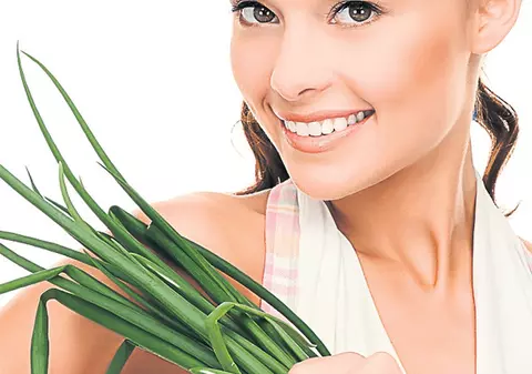 Nu poţi să te odihneşti bine noaptea, iar a doua zi eşti fără vlagă? Consumă ceapa ca să ai un somn liniştit