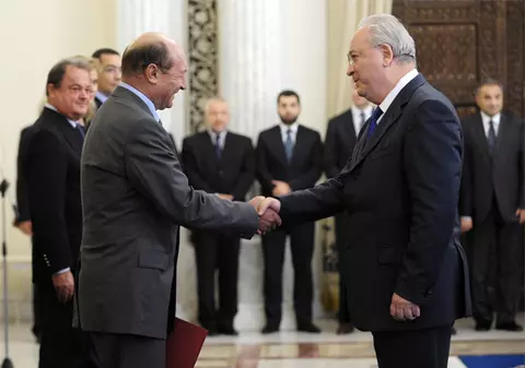 Puiu Haşotti a depus jurământul pentru funcţia de ministru al Culturii! Vezi ce i-a spus Băsescu la învestitură!