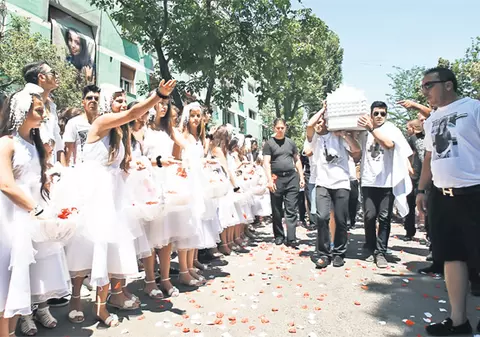 Înmormântare ca asta n-a mai văzut Bucureștiul! I-au presărat calea cu petale de trandafiri FOTO&VIDEO