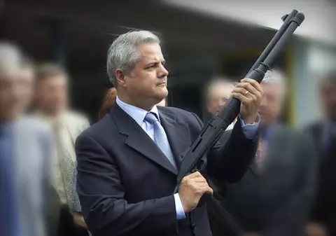 Adrian Năstase a tras 3 focuri de armă şi a împuşcat un poliţist în mână?