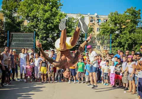 Nu, nu e imaginea cu susul în jos! E doar Alex, care face tumbe! FOTO