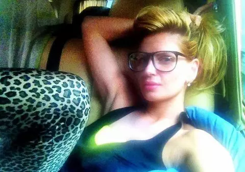 Ce transformare! Recunoști cântăreața din imagine?