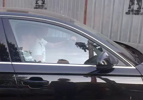 Fiii lui Adrian Năstase, vizibil afectaţi după ce şi-au vizitat tatăl la spital | VIDEO