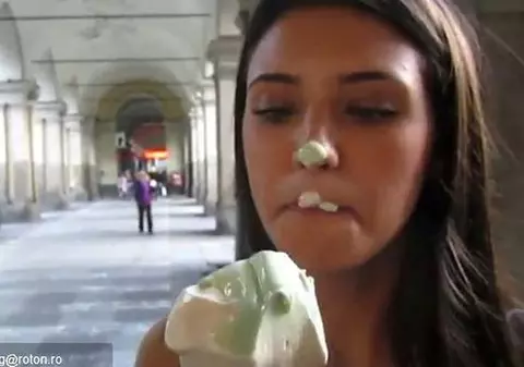 În câte feluri crezi că poate Antonia să mănânce înghețată? Vei fi uimit! | VIDEO