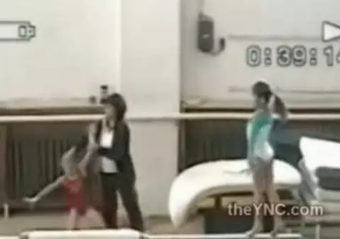 REVOLTĂTOR! O antrenoare de gimnastică MALTRATEAZĂ o fetiţă de 4 ani | VIDEO