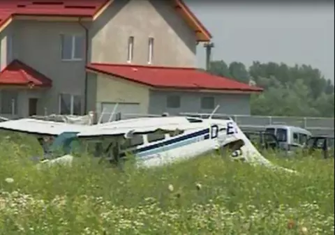 UPDATE: Avion privat, prăbuşit la Cornetu. Patru persoane au fost rănite