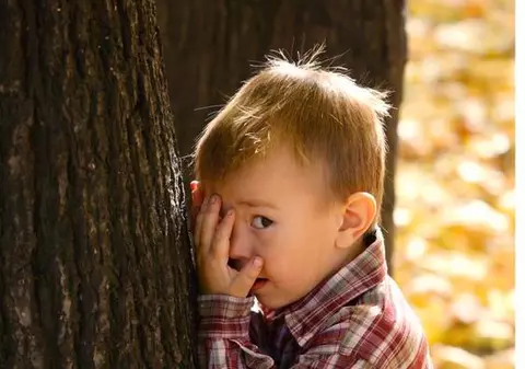 A făcut ochii cât cepele când s-a uitat pe un iPad în magazin! Motivul pervers pentru care ai lui nu i-au mai luat tableta 