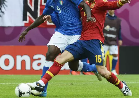 Rasism: Suporterii spanioli au imitat maimuţele când Balotelli era la minge