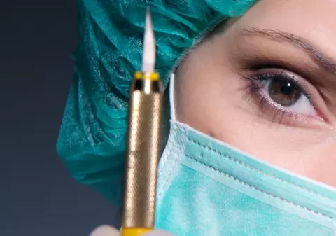 Ce mai extrag medicii din pacienți: capete de păpuşă, sticle, monede sau tuburi de spray