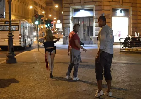 Cabral, Andreea știe? Prezentatorul a fost surprins cu o blondă în chiloți pe străzile din Roma