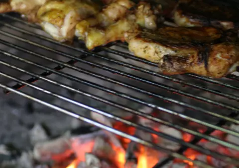 CEAFĂ DE PORC CU GARNITURĂ 