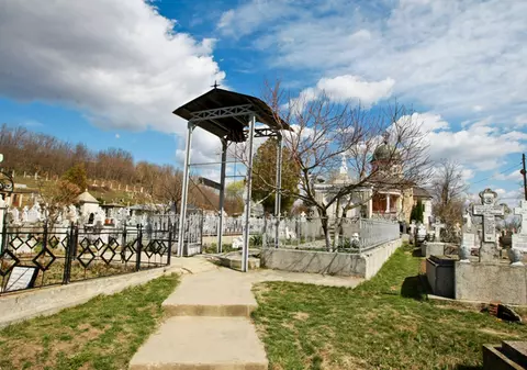 Statul e singurul care facturează moartea