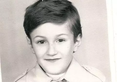 Cine este băieţelul ăsta timid, ale cărui piese le asculţi acum în fiecare zi?