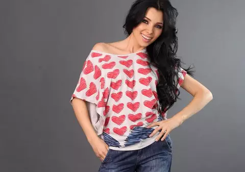 Află pe cine pariază Corina Caragea la Euro 2012!