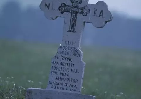 Blestem! O familie de patru persoane (mamă, tată, fiu, fiică) a murit în decursul a doi ani în morţi violente