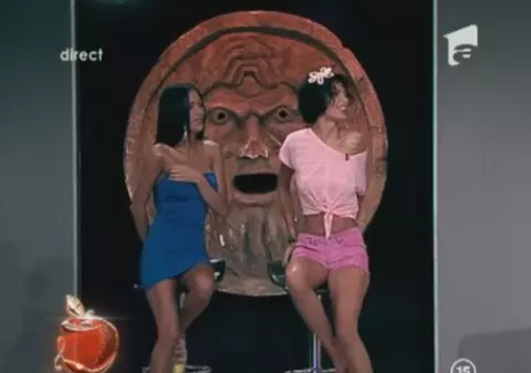 Mădălina Pamfile, în ţinută de plajă, iar Cruduţa, crăcănată! Uite cum au apărut fetele la TV