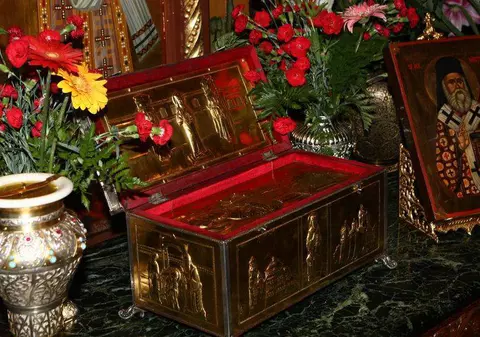 Două tinere au furat, de Rusalii, din cutia milei de la o biserică din Capitală! 