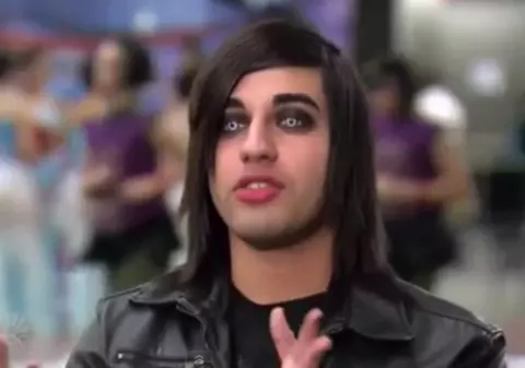 Arată ca un DEMON, dar i-a făcut pe toţi să plângă de emoţie! Iată ce talent INCREDIBIL are acest tânăr | VIDEO