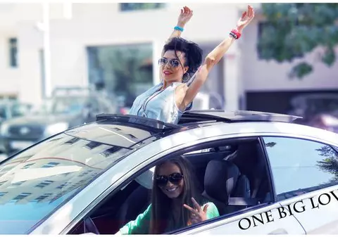 DJ Wanda lipește stickere pe maşinile de lux ale prietenilor