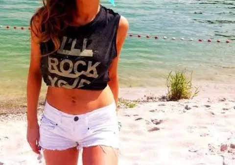 WOW! Îți vine să crezi că posesoarea acestui abdomen a născut în urmă cu nici 6 luni?