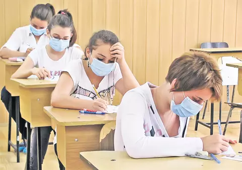 Au dat examenul cu măştile pe feţe!