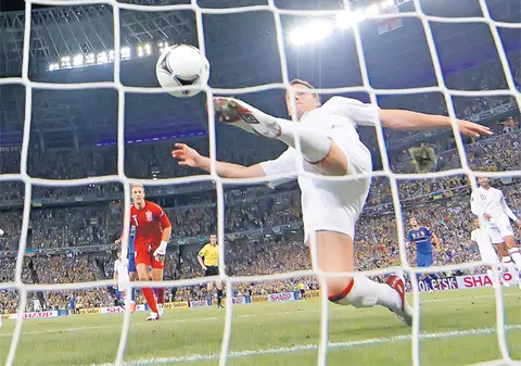 Eroare uriaşă la Euro 2012: Ucraina a marcat Angliei un gol valabil, dar nici unul dintre cei 5 arbitri n-a văzut că mingea a depăşit linia porţii