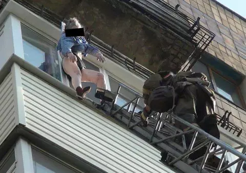 Moartea, înfrântă prin indecenţă | Ce a păţit o bătrână care a căzut pe geam