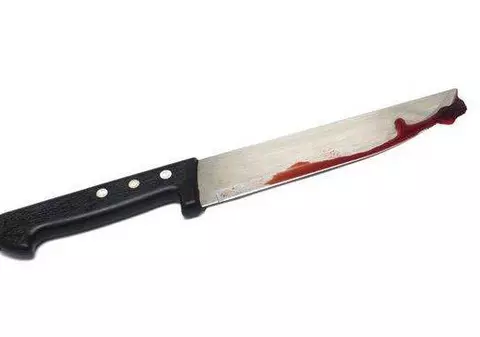 O femeie și-a ÎNJUNGHIAT mama DE 170 DE ORI pentru a-i lua banii din casă