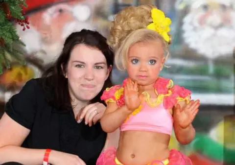 Câtă inconștiență! Își duce fetița la bronzat artificial de la doi ani. Uite cum arată! | FOTO