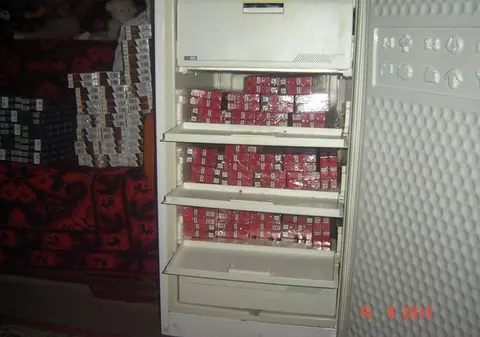 O bunicuţă de 75 de ani avea frigiderul plin cu... ţigări de contrabandă