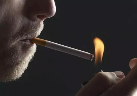 Eşti fumător? Iată cum poţi să-ţi menţii dinţii sănătoşi!