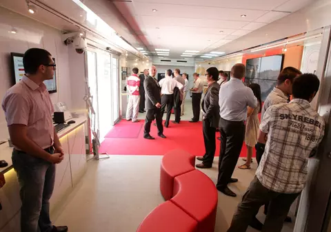 INEDIT: Telefoane mobile prezentate în camion!