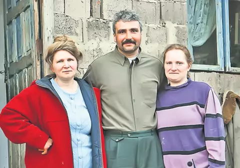 Povestea-șoc a românului care trăiește cu două surori: a devenit tată a 13-a oară