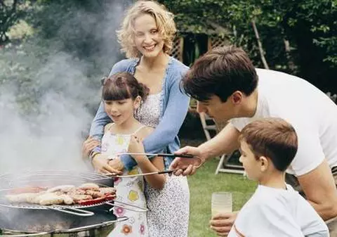 Românii îşi dau 22% din venituri pentru distracţii