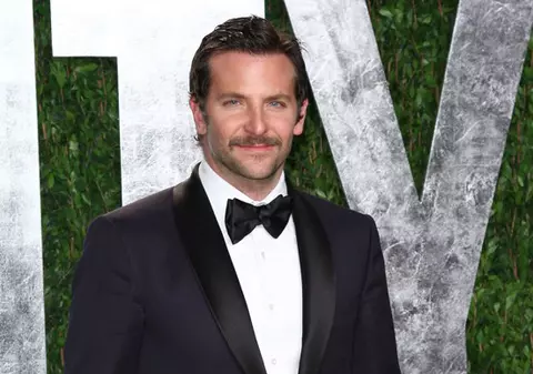 E tânăr, frumos şi celebru, dar nici o femeie nu poate sta cu el! Bradley Cooper, singur cuc din cauza mamei lui!