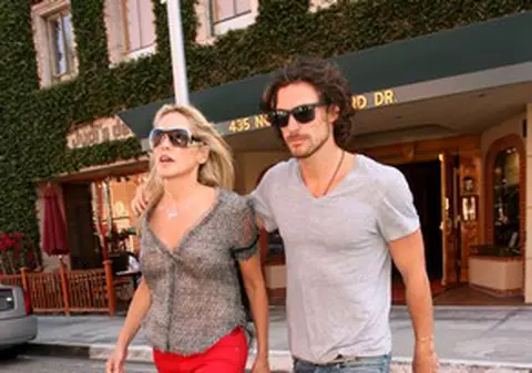 La 54 de ani, Sharon Stone nu se sfieşte să meargă pe stradă fără sutien! FOTO