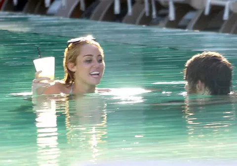 Logodnica verii, udă toată în piscină! Miley Cyrus se distrează cu "un prieten". Viitorul soţ lipseşte din peisaj!  | FOTO