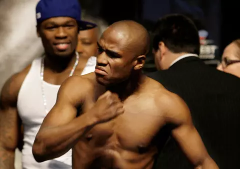 Dă cu pumnul şi acasă! Floyd Mayweather, condamnat la închisoare pentru violenţă domestică
