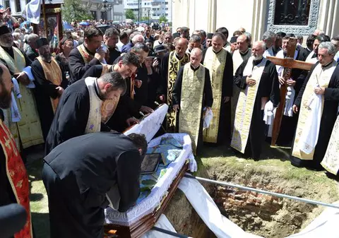 Preotul ucis în biserica din Focşani, plâns de peste 1.000 de enoriaşi: ”Pentru noi a fost ca un sfânt”