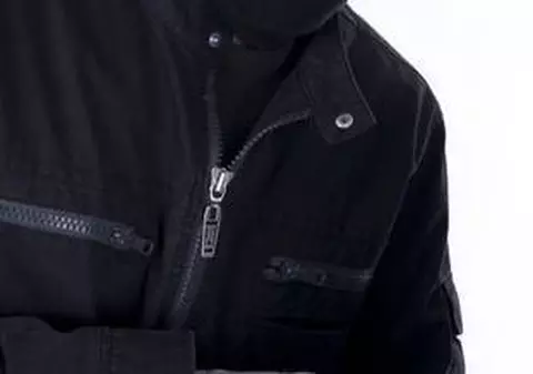 Au intrat cu cagulele, au lovit şi au fugit! 