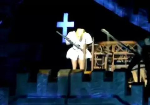 Lady Gaga, accident violent în timpul unui concert: o bară de oțel a lovit-o în cap! ”Show-ul trebuie să continue!”VIDEO